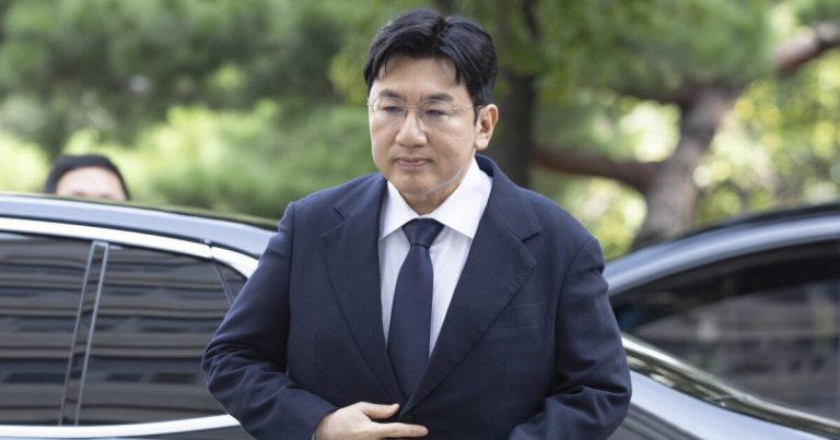 Police Apply For Arrest Warrant For HYBE’s Bang Si Hyuk缩略图