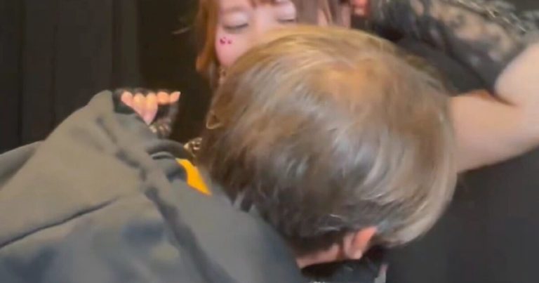 Armpit-Sniffing — A New Fan Service Catching Everyone’s Attention缩略图