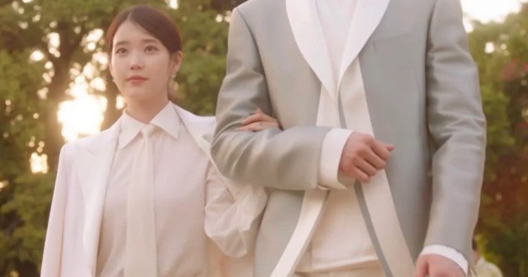 Trope Gone Wrong: Viewers Icked By “Perfect Crown” IU And Byeon Woo Seok Linking Arms缩略图
