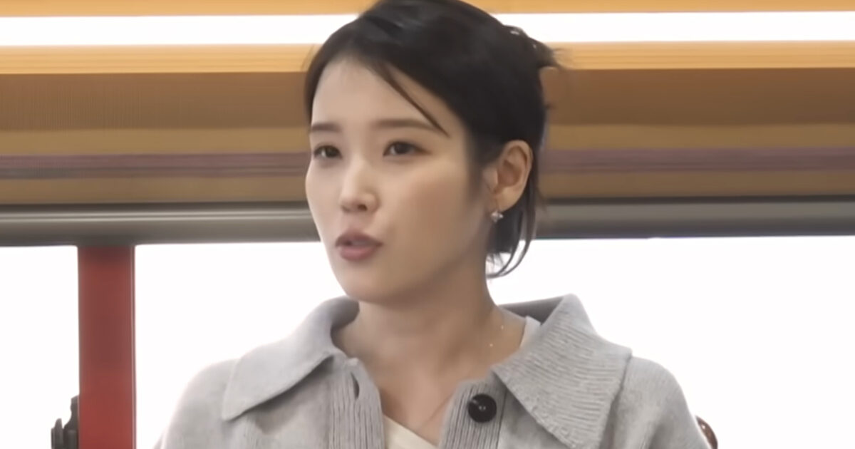 IU Reveals Which Two Co-Stars Showed Up To Her Grandfather’s Funeral, Proving Their True Friendship缩略图