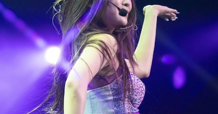 A Girl Group Member’s Pregnancy Didn’t Stop Her From Performing For Fans缩略图