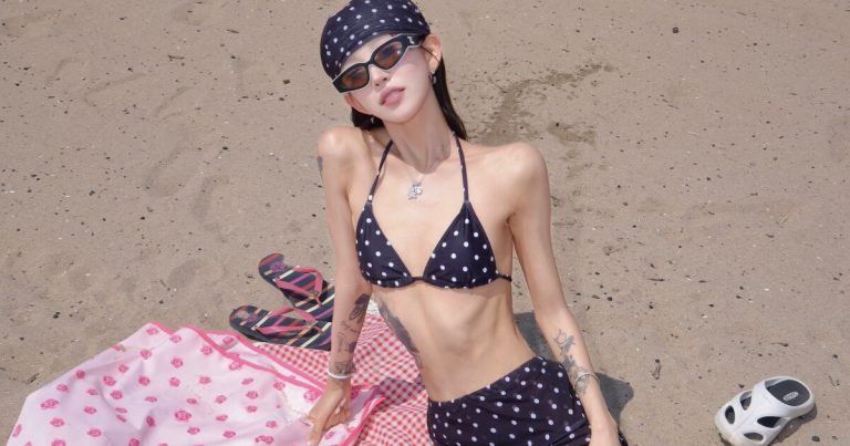 “Prettier Than Jennie” — Korean Star Draws Attention With Her Skinny Bikini Figure缩略图