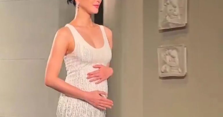 Top Model Shocks By Revealing Baby Bump On Chanel Runway缩略图