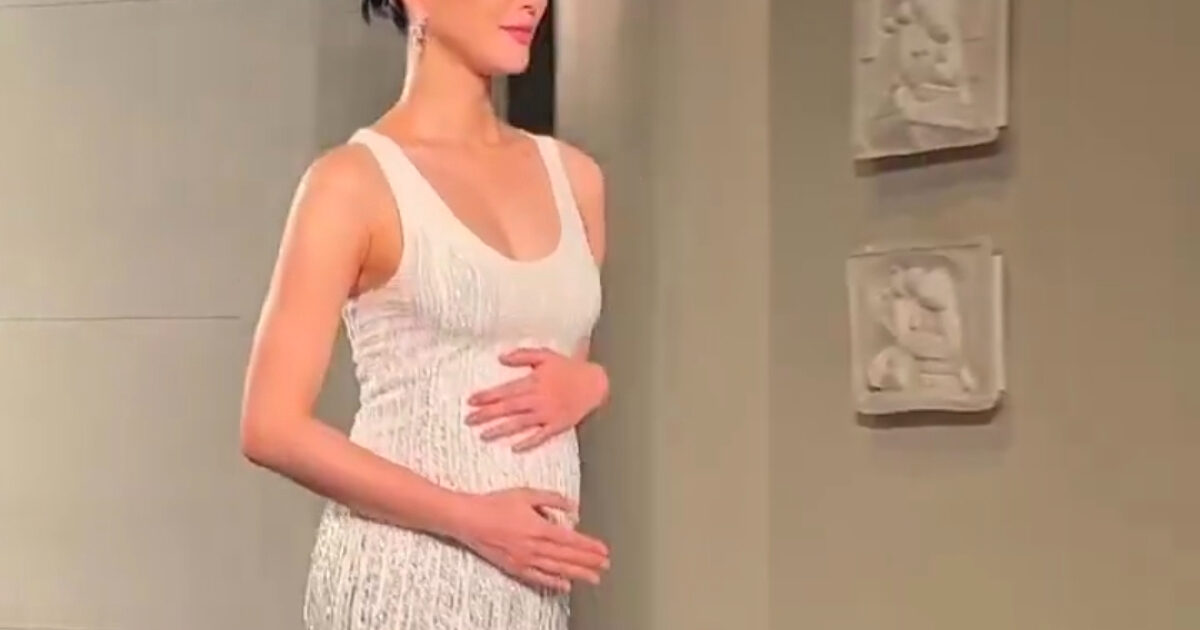Top Model Shocks By Revealing Baby Bump On Chanel Runway缩略图