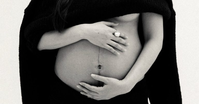 Korean Star Stuns In Underboob Maternity Photoshoot缩略图