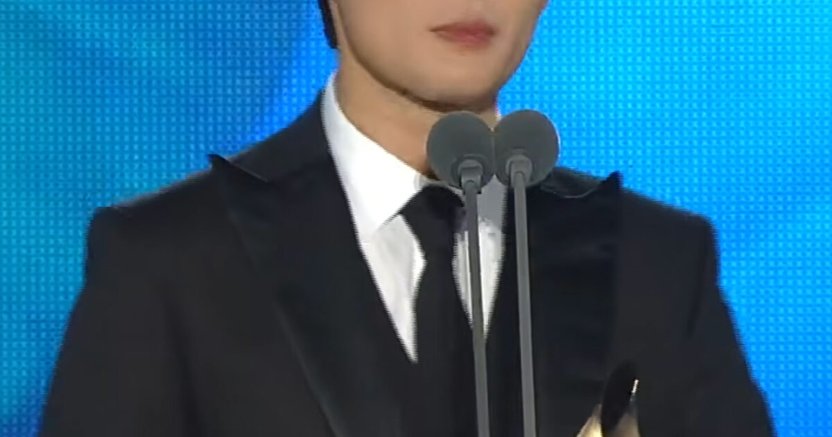 K-Pop Idol Wins First-Ever Baeksang And Immediately Sparks Debate With His Acceptance Speech缩略图