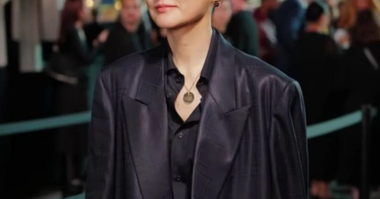 55-Year-Old Actress Goes Viral For Ageless Visuals Next To Actor 26 Years Younger缩略图
