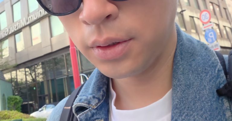 Popular Actor “Caught” By A Fan Looking Suspicious While Taking A Picture Of A Woman缩略图