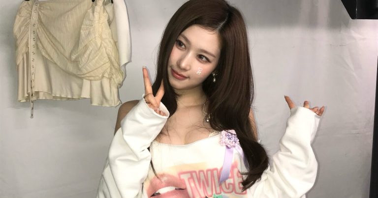TWICE’s Sana Impresses With Her Cute Yet Sexy Look缩略图