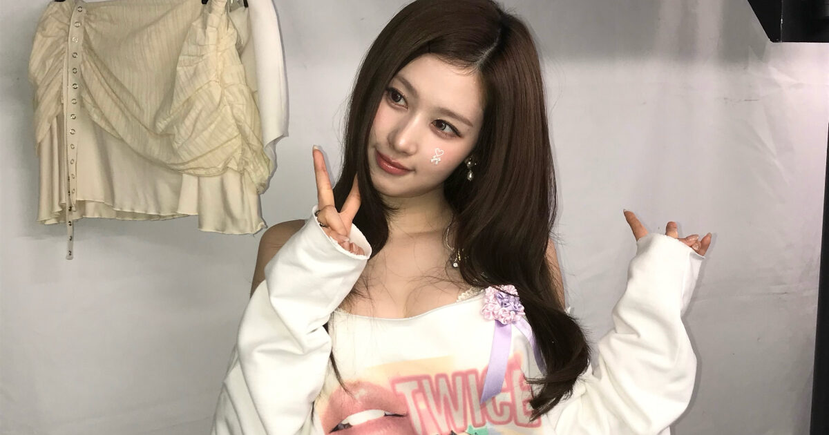 TWICE’s Sana Impresses With Her Cute Yet Sexy Look缩略图