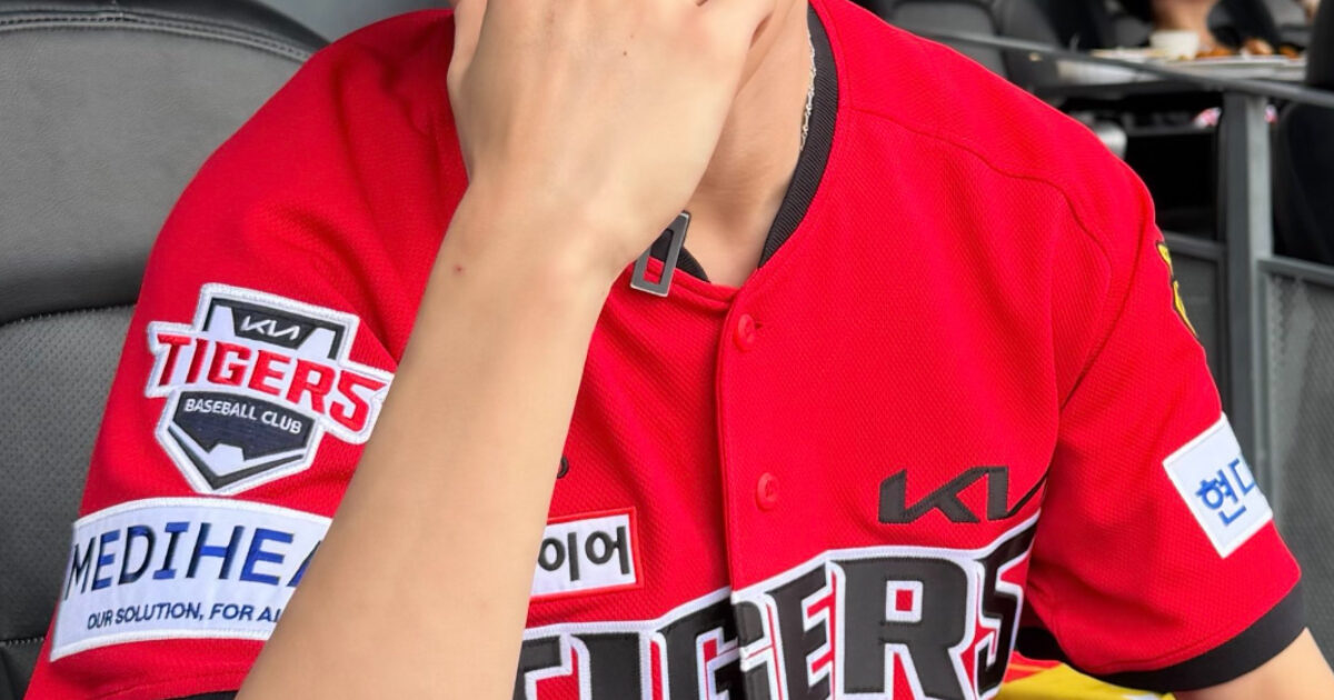 Boy Group Member Faces Heated Backlash Over His Fans’ Behavior缩略图