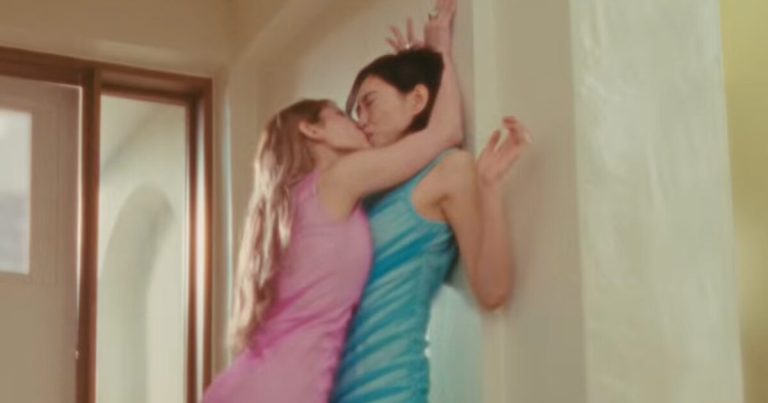 I.O.I’s Doyeon Reveals Back Story Of Kissing Jeon Somi, Triggers Massive Response缩略图