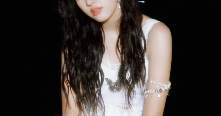 Fourth-Gen Girl Group Member Shuts Down Disbandment Rumors缩略图