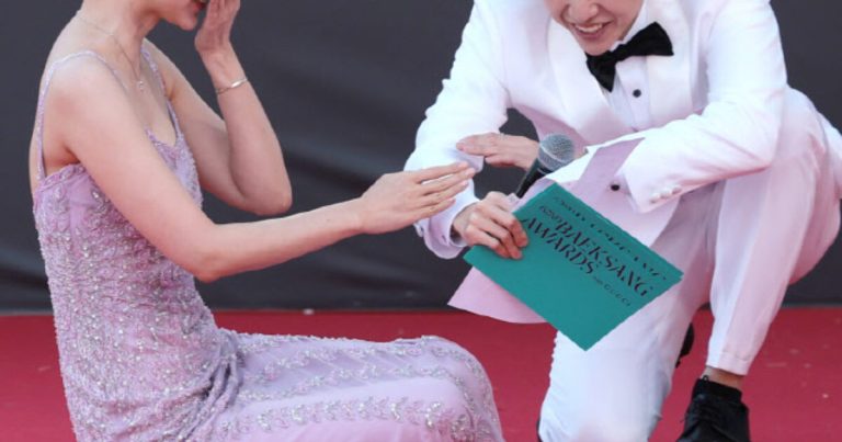 Award Show Host’s Quick Actions Saves Actress On The Red Carpet缩略图