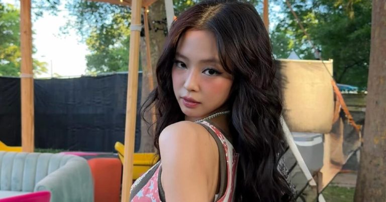 BLACKPINK’s Jennie Captivates With Daring Crop Top Look缩略图
