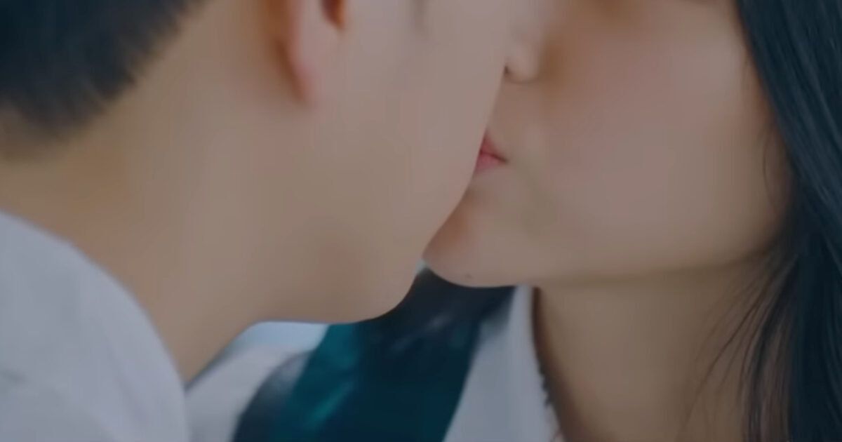 Male Idol Gets Flustered After Co-Star Idol Exposes What He Did During Their Kiss Scene缩略图