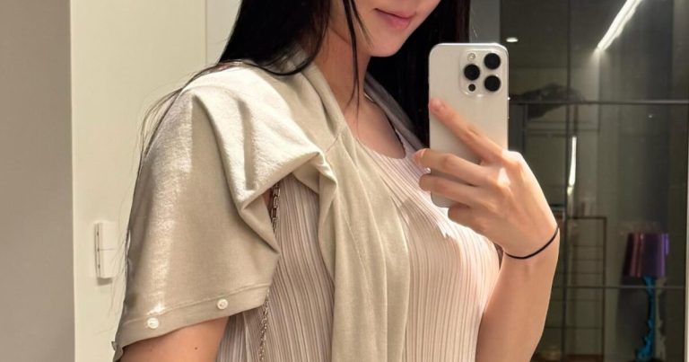 Girl Group Idol Shows Off Baby Bump After Surprise Pregnancy Announcement缩略图