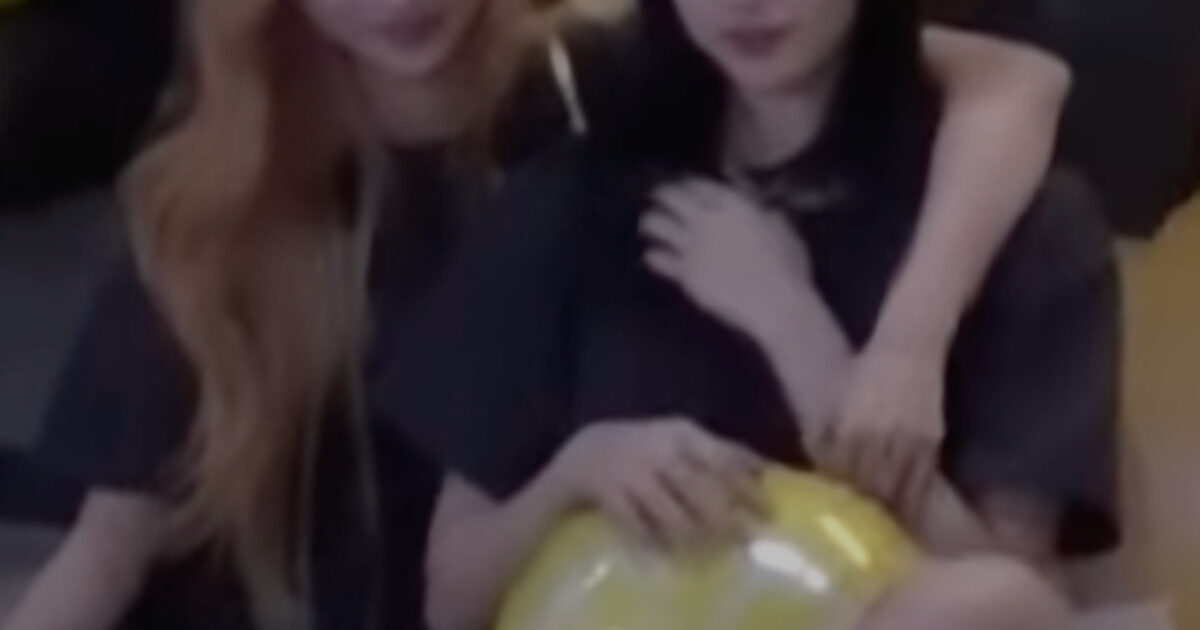 Girl Group Member Goes Viral For Fondling Another Member’s Boob On Camera缩略图