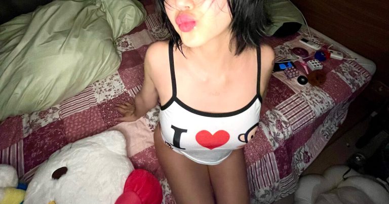 Female K-Pop Idol Shows Off Her Sexy Yet Cute Charm缩略图