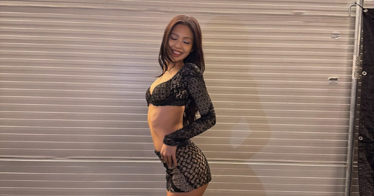 BLACKPINK’s Jennie Reveals Perfect Figure With Daring Bralette Look缩略图