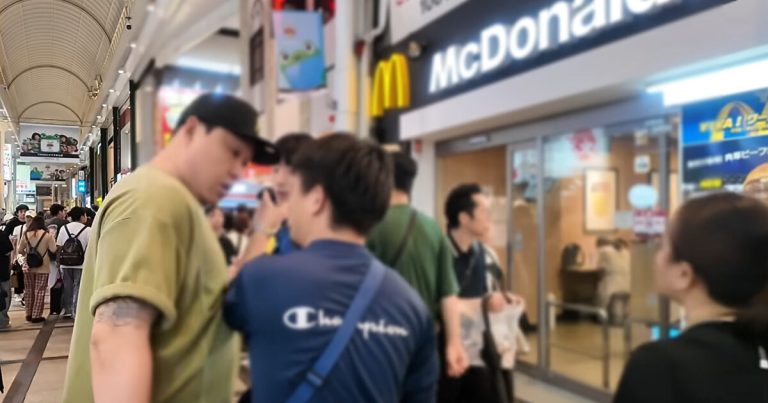Korean YouTuber Teaches Japanese Pedestrian A Lesson In Viral Video缩略图