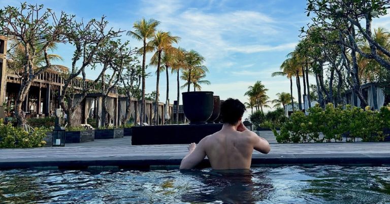 Lee Jong Suk Being Shirtless At The Pool Attracts Attention缩略图