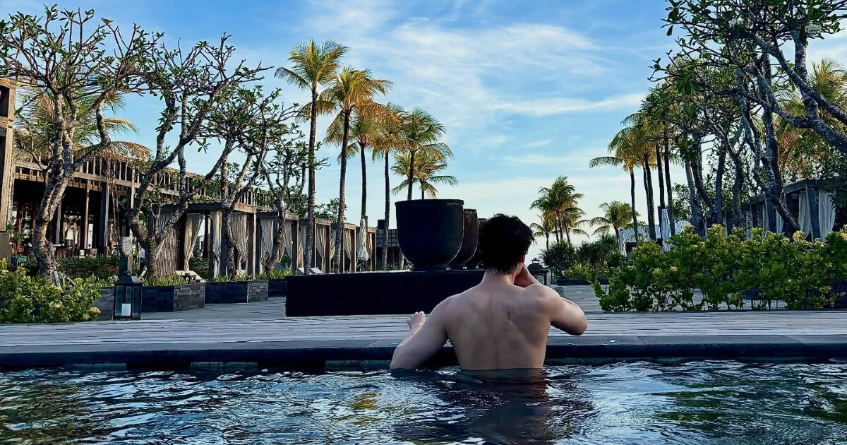 Lee Jong Suk Being Shirtless At The Pool Attracts Attention缩略图