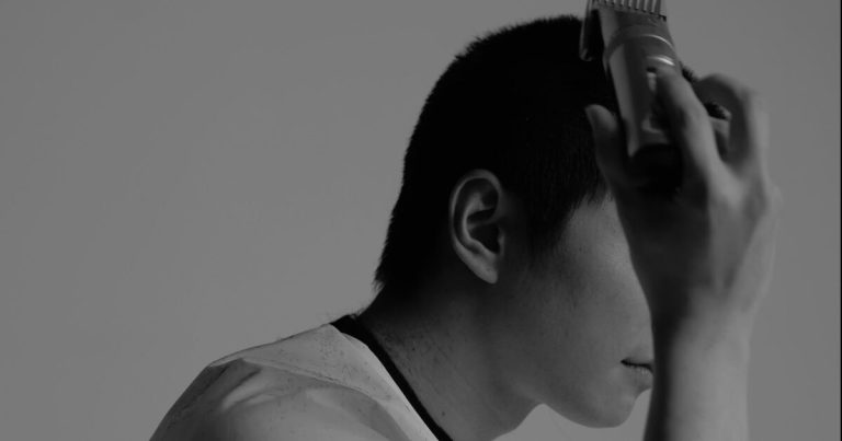 Rising Actor Shaves His Own Head Ahead Of Enlistment缩略图
