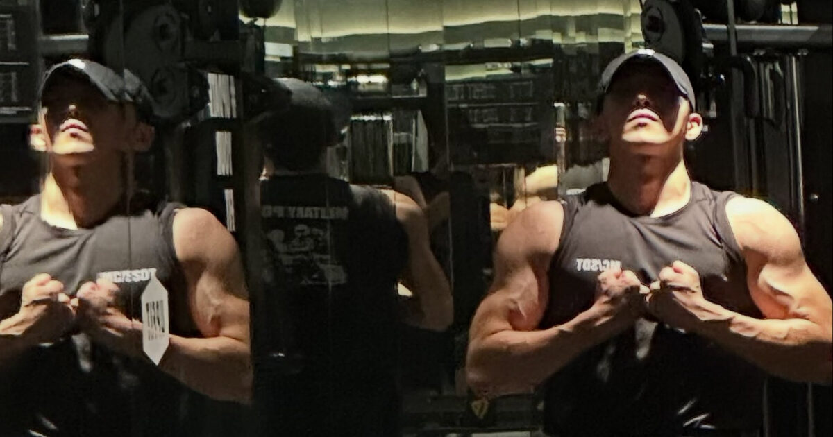 Top Korean Actor Shows Off His Impressive Muscles缩略图