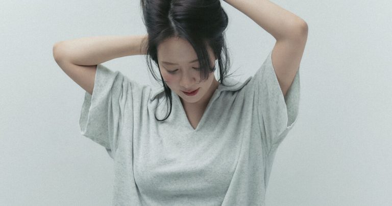 Song Ji Hyo Pulls Off Daring No Pants Look缩略图