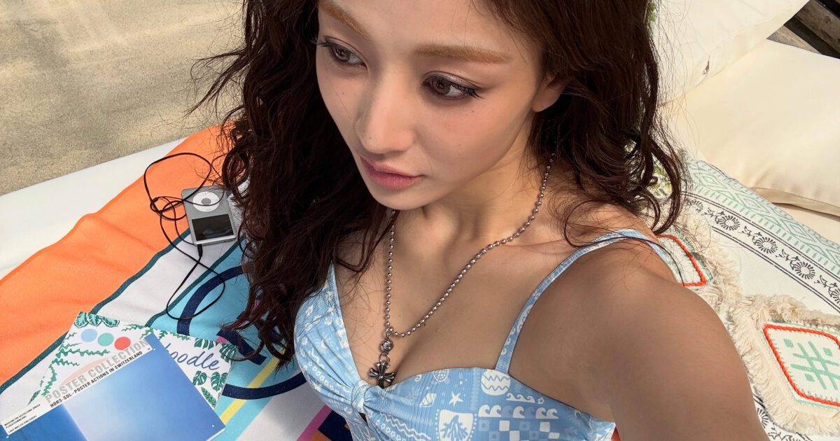 TWICE’s Jihyo Showcases Her Unique Beauty In Beachwear缩略图