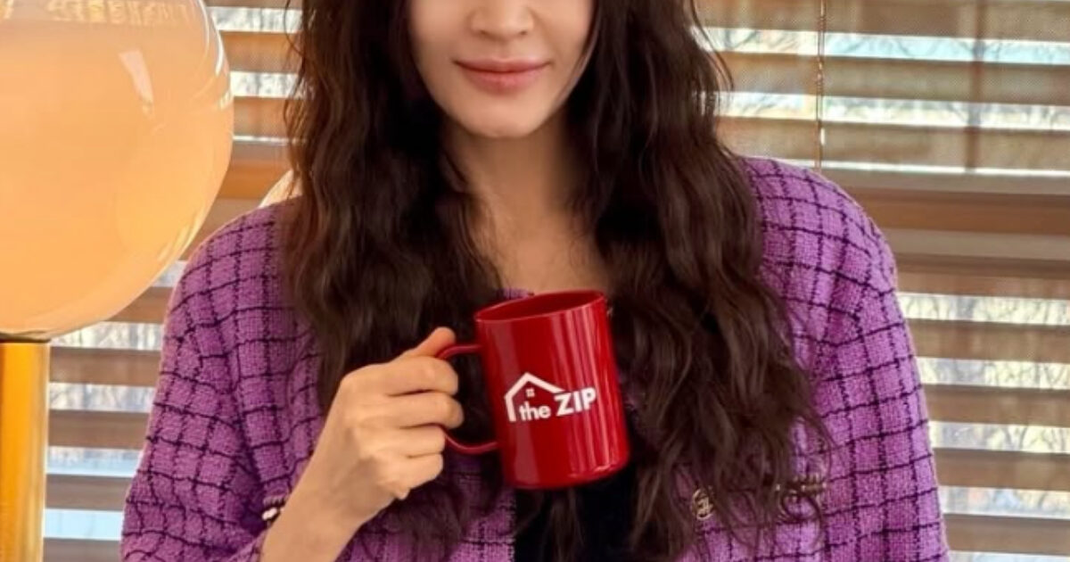 56-Year-Old Actress Leaves Netizens Stunned With Unaging Visuals缩略图