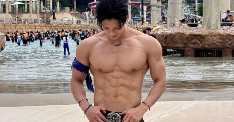 Male K-Pop Idol Draws Admiration With His Sculpted Physique缩略图