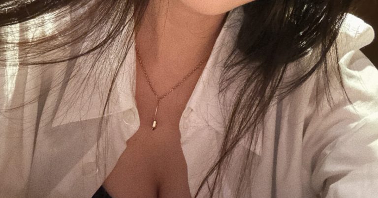 Popular Actress Showcases Innocent Yet Sexy Beauty缩略图