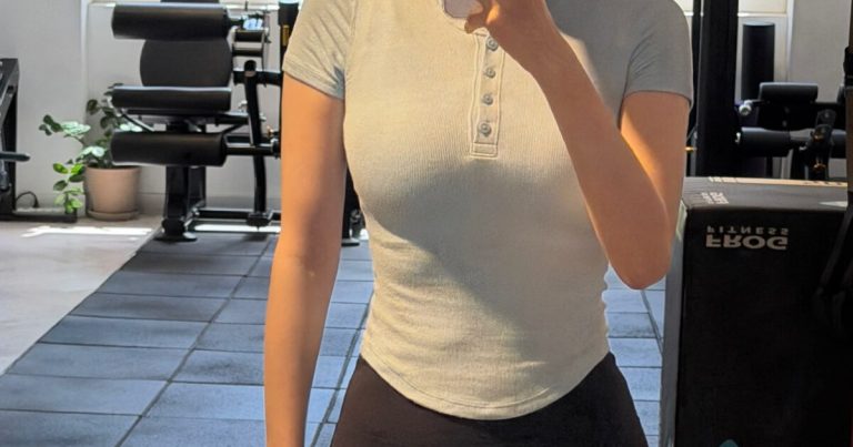 Girl Group Member Flaunts Thin Yet Voluptuous Figure缩略图