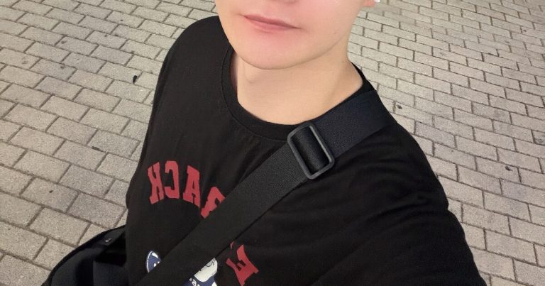 Korean Singer Goes On Blind Date While Being Single Since Birth缩略图