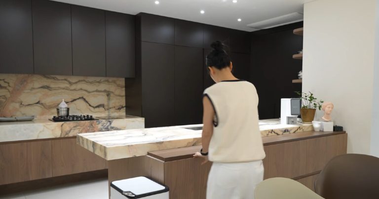 Female K-Pop Idol Unveils Ultra-Luxurious Home For The First Time缩略图