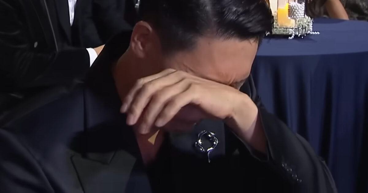 Star Actor Goes Viral Worldwide For His “Straight Out of K-Drama” Reaction To Wife’s Long-Awaited “Blue Dragon” Win缩略图