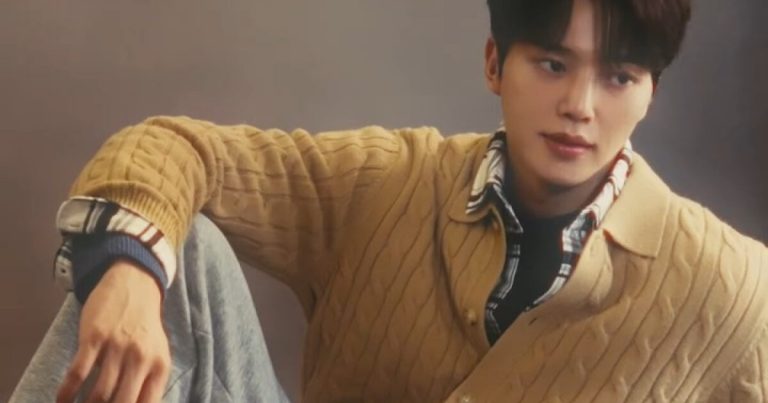 Actor Song Kang Shows Off His Signature Long Legs In Latest Pictorial缩略图