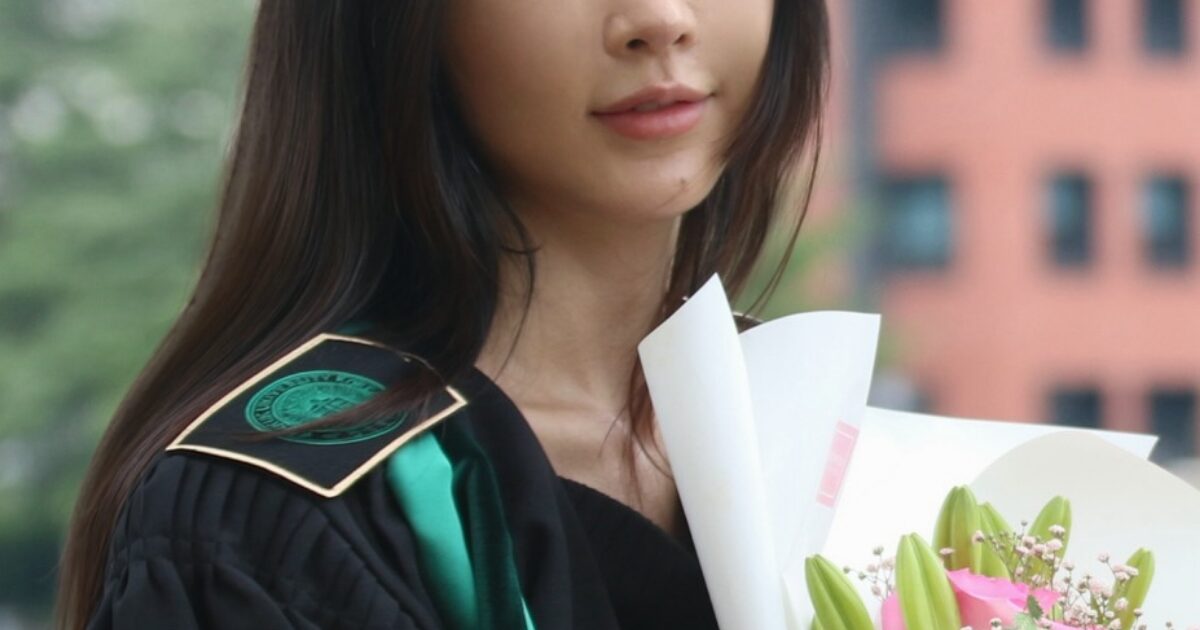 Popular Idol Graduates University A Whopping 13 Years After Enrolling缩略图
