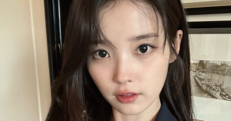 IU Gains Attention For Her Unexpected Views On Fan Merchandise缩略图