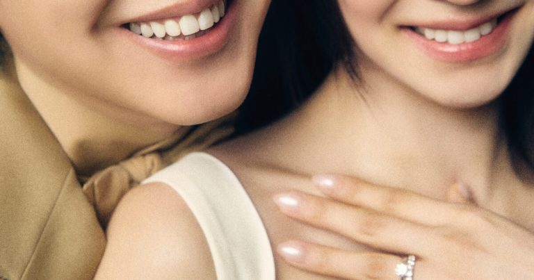 Boy Group Member And Actress Unveil Beautiful Wedding Photos缩略图