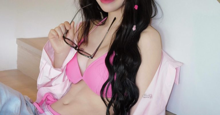Korean Cheerleader Captivates With Perfect Hourglass Figure缩略图