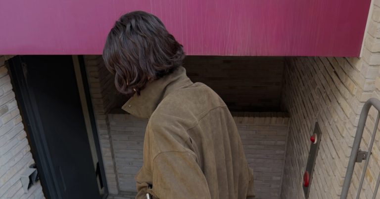 Idol-Turned-Actress Gets Left Behind At A Rest Stop Without Her Phone缩略图