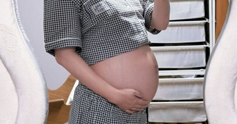 Girl Group Member Shows Off Huge Baby Bump Two Weeks Before Giving Birth缩略图