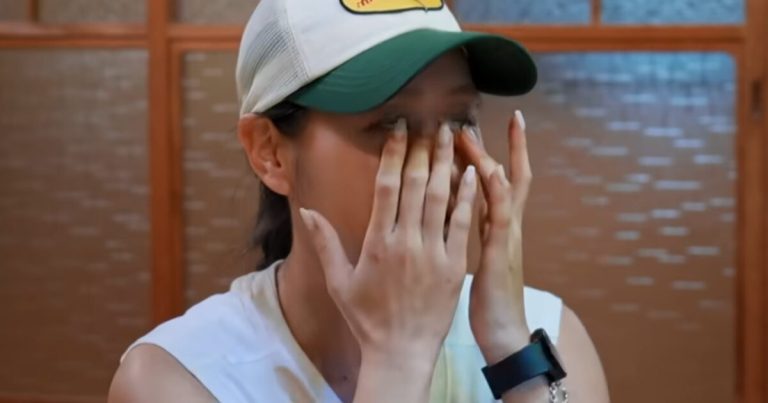 K-Pop Star Breaks Down Filming Right After Death Of Her Dad缩略图