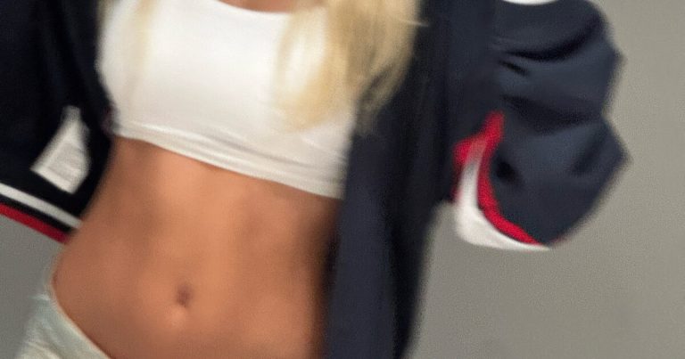Trending Girl Group Idol Showcases Unreal Defined Abs缩略图