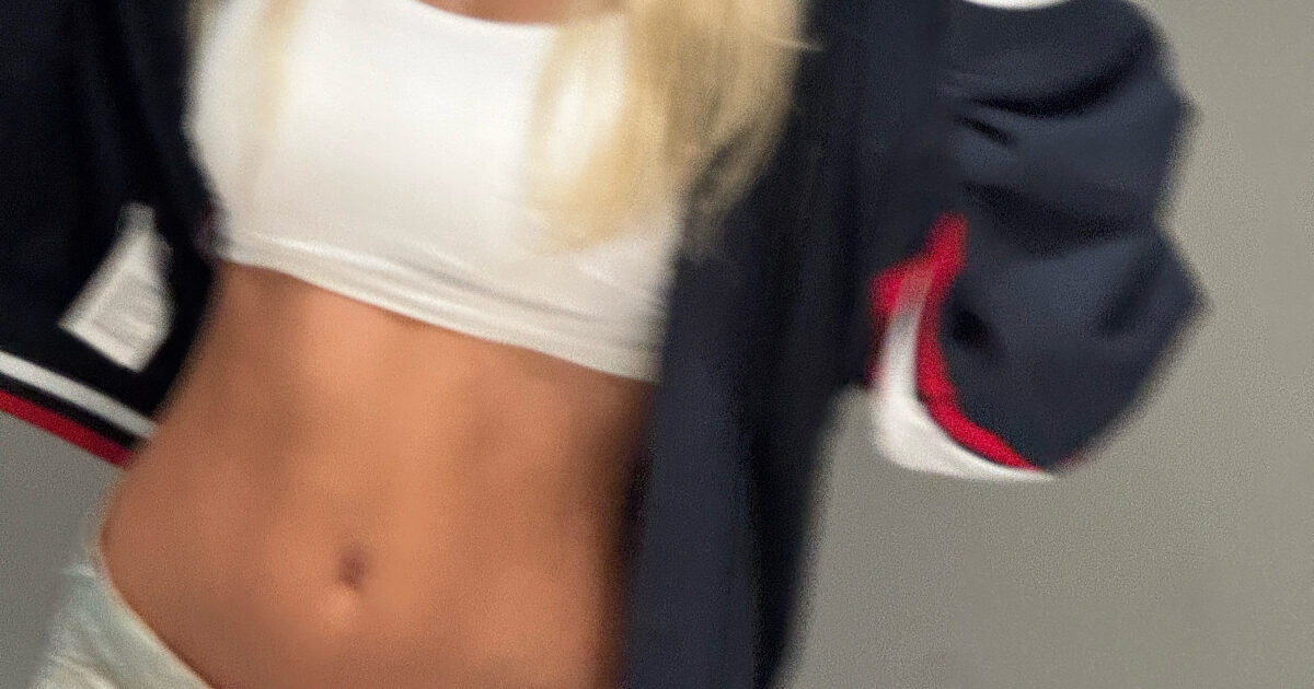 Trending Girl Group Idol Showcases Unreal Defined Abs缩略图