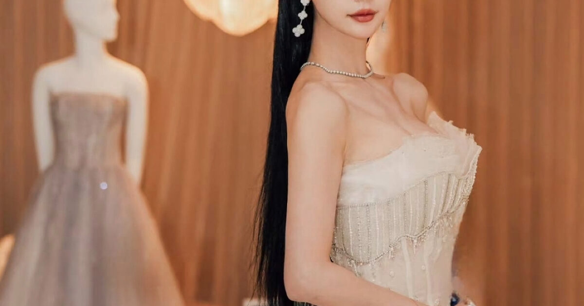 Beloved Actress Shows Off Stunning Figure In An Elegant Dress缩略图