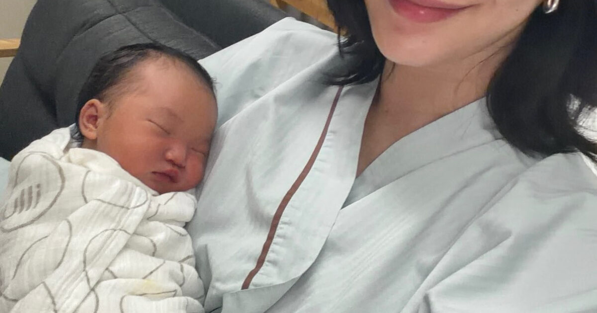 Korean Star Who Made Headlines Showing Off Her Baby Bump On The Chanel Runway Gives Birth缩略图